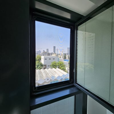 חלון אלומיניום עם מסגרת כהה