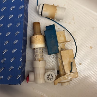 חלקי פלסטיק של מערכת אינסטלציה בתוך אמבטיה