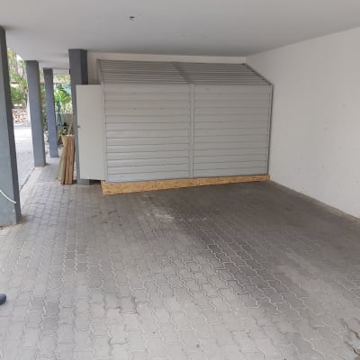 מחסן עץ עם דלת פתוחה על רצפת אבן