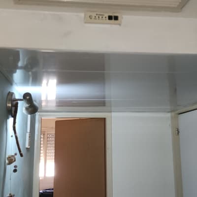 תקרת גבס עם תאורה ומתגים על הקיר