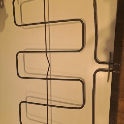 גוף חימום מתכתי על רקע לבן