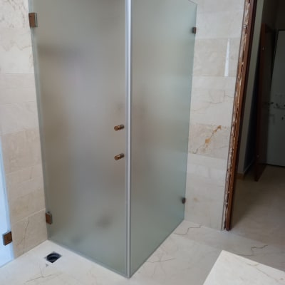 מקלחון זכוכית חלבית עם ידיות מתכת