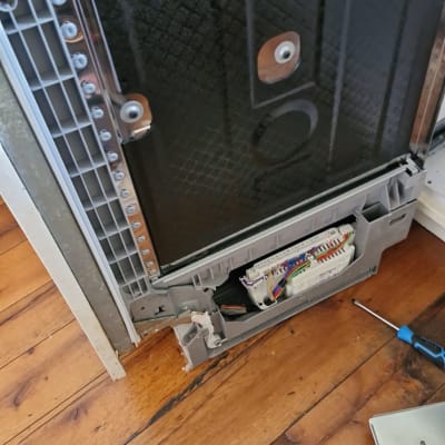 חלק אחורי של מכשיר עם חוטים חשמליים וכלי עבודה