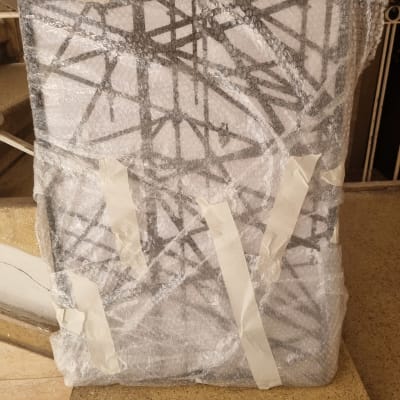 חפץ עטוף בניילון בועות ומודבק בנייר דבק