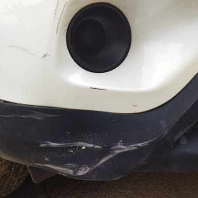 פגוש רכב עם שריטות ונזק קל