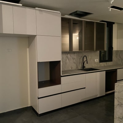 מטבח עם כיור וברז, משטחי שיש נקיים