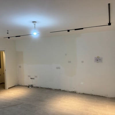 חדר ריק עם קירות צבועים ותאורה חדשה