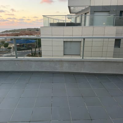 מרפסת עם רצפת אריחים ונוף לים