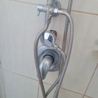 ברז מקלחת עם צינור מתכת גמיש