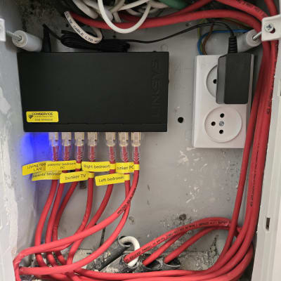 מתג רשת לינקסיס עם כבלים אדומים מחוברים