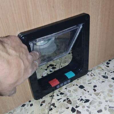 יד פותחת דלת לחיות מחמד עם מנעול