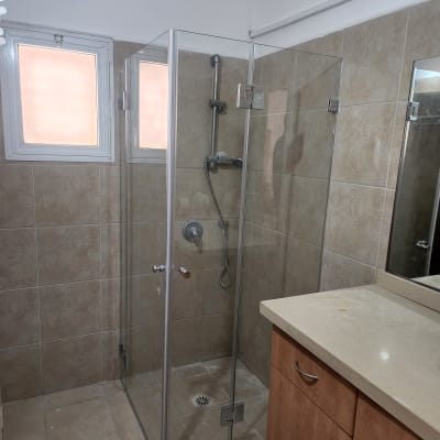 מקלחון זכוכית עם ראש מקלחת מתכוונן