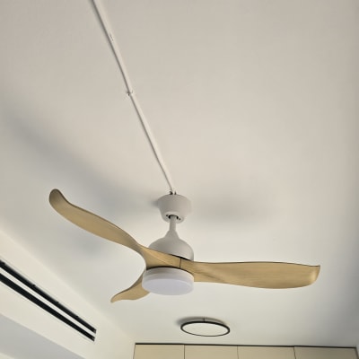 מאוורר תקרה עם חיווט חשמלי גלוי