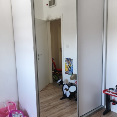 ארון עם דלת מראה בחדר ילדים עם צעצועים