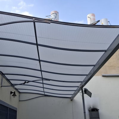 סוכך מותקן על קיר חיצוני של מבנה