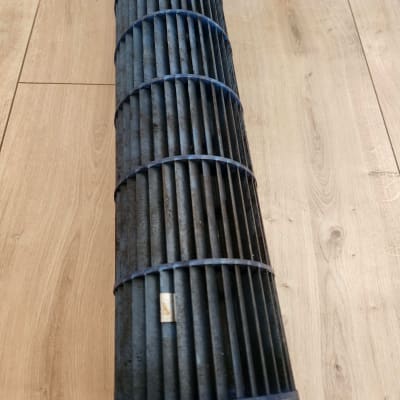 רכיב מאוורר של מזגן מונח על רצפה