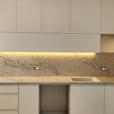 מטבח מודרני עם ארונות לבנים וכיור