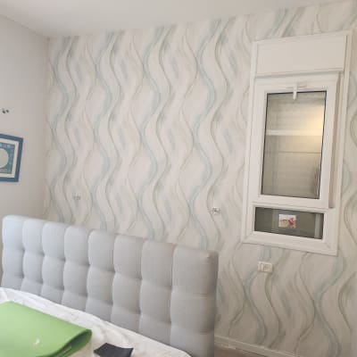 טפט עם דוגמת גלים בצבעים עדינים על קיר