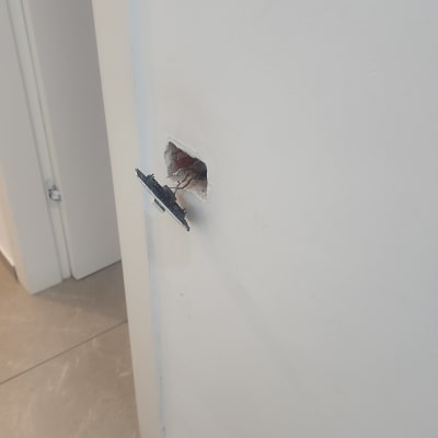 שקע חשמלי פתוח עם חוטים חשופים בקיר