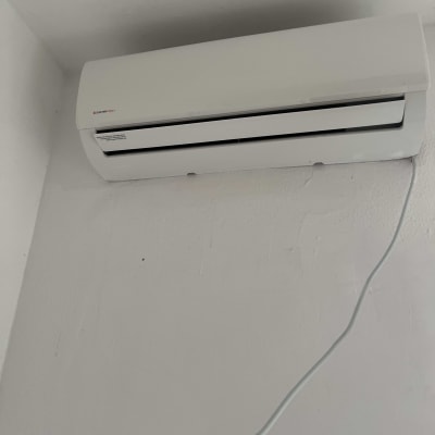 יחידת מיזוג אוויר מותקנת על קיר לבן