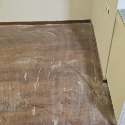 רצפת עץ עם סימני אבק שיש לבן