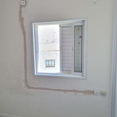 שקעי חשמל מותקנים על קיר עם סימני תיקון