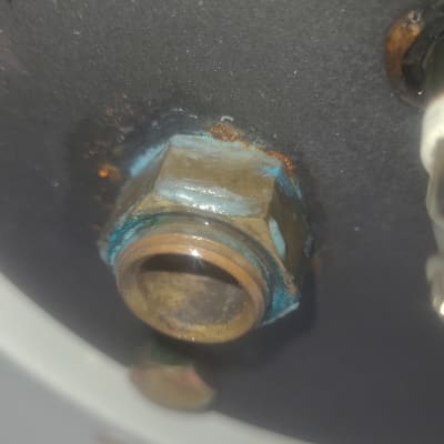 חיבור צינור עם סימני חלודה ונזילה