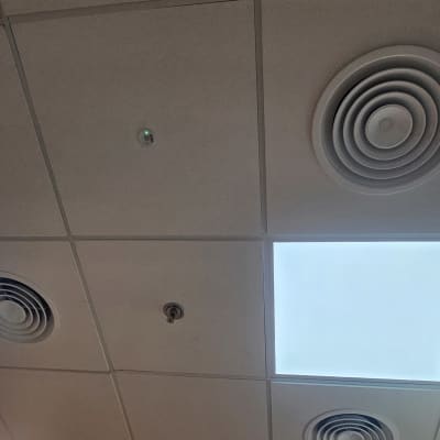 תקרת לוחות עם תאורה ומאווררים עגולים