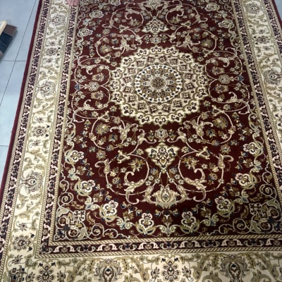 שטיח מעוצב על רצפה עם מטאטא בצד