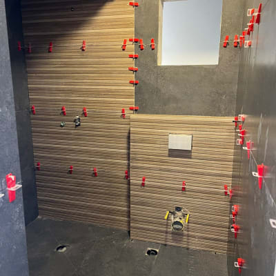 קירות עם אריחים וכלי עבודה לשיפוץ