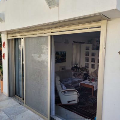 תריסים חיצוניים מתכתיים בצבע בז