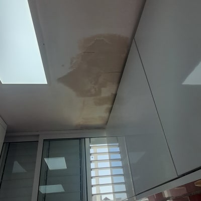 כתם רטיבות על תקרת גבס לבנה