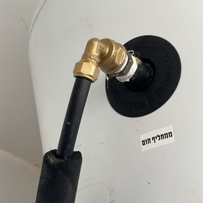 צינור מחובר לדוד שמש עם מחבר פליז