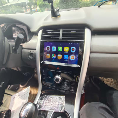 מסך מגע ברכב עם אפליקציות שונות