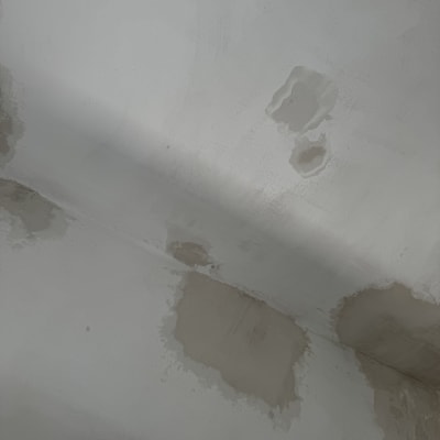 כתמי רטיבות על תקרה לבנה