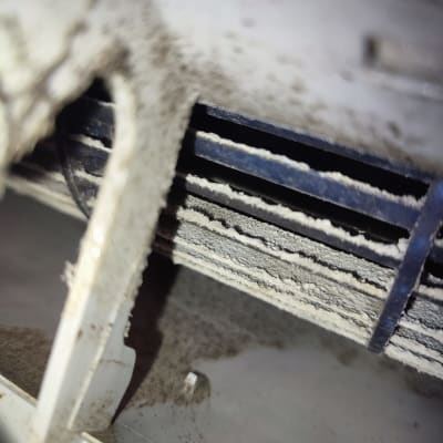 תמונה של חלק פנימי של מזגן עם לכלוך ואבק