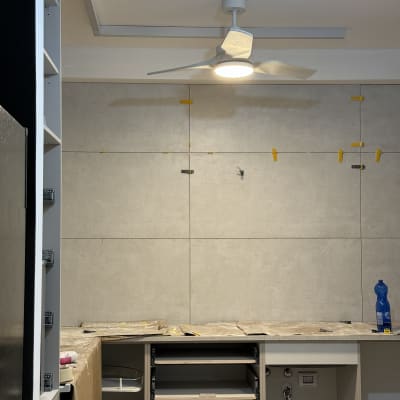 מטבח בשיפוץ עם ארונות פתוחים וכלי עבודה