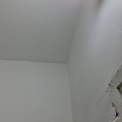 תקרה צבועה עם מנורה בפינה