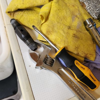 כלי עבודה של אינסטלטור על שולחן עבודה