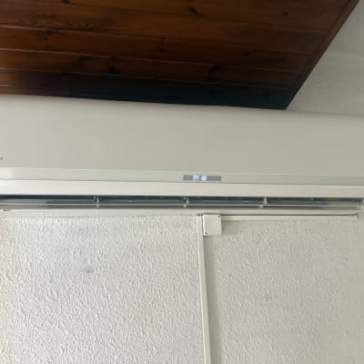 מזגן מותקן על קיר לבן