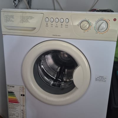 מכונת כביסה עם חיבורים וצינורות