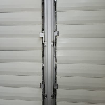 תריסים לבנים עם חיבורים מתכתיים במרכז