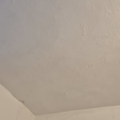 תקרה עם סימני רטיבות או תיקון