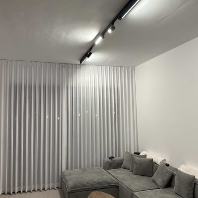 תאורת מסילה עם שלושה פנסים בתקרה לבנה