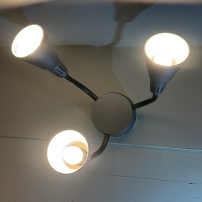 מנורת תקרה עם שלושה נורות לד