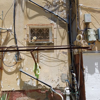 צינורות מים ותשתיות חיצוניות על קיר בניין