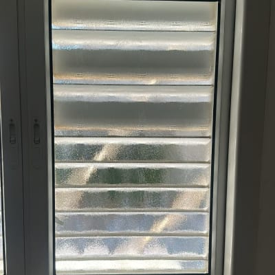 חלון זכוכית עם תריסים פנימיים