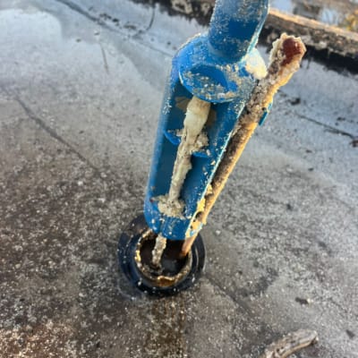 צינור כחול עם חוטי חשמל על גג