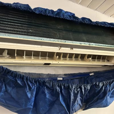 מזגן מפורק עם כיסוי כחול לתחזוקה