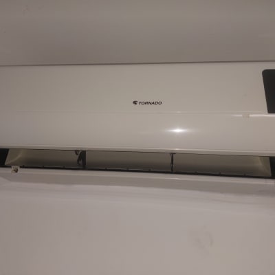 יחידת מיזוג אוויר מותקנת על קיר